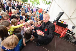 Zauberer Friedrich auf Weltkindertag in Oldenburg