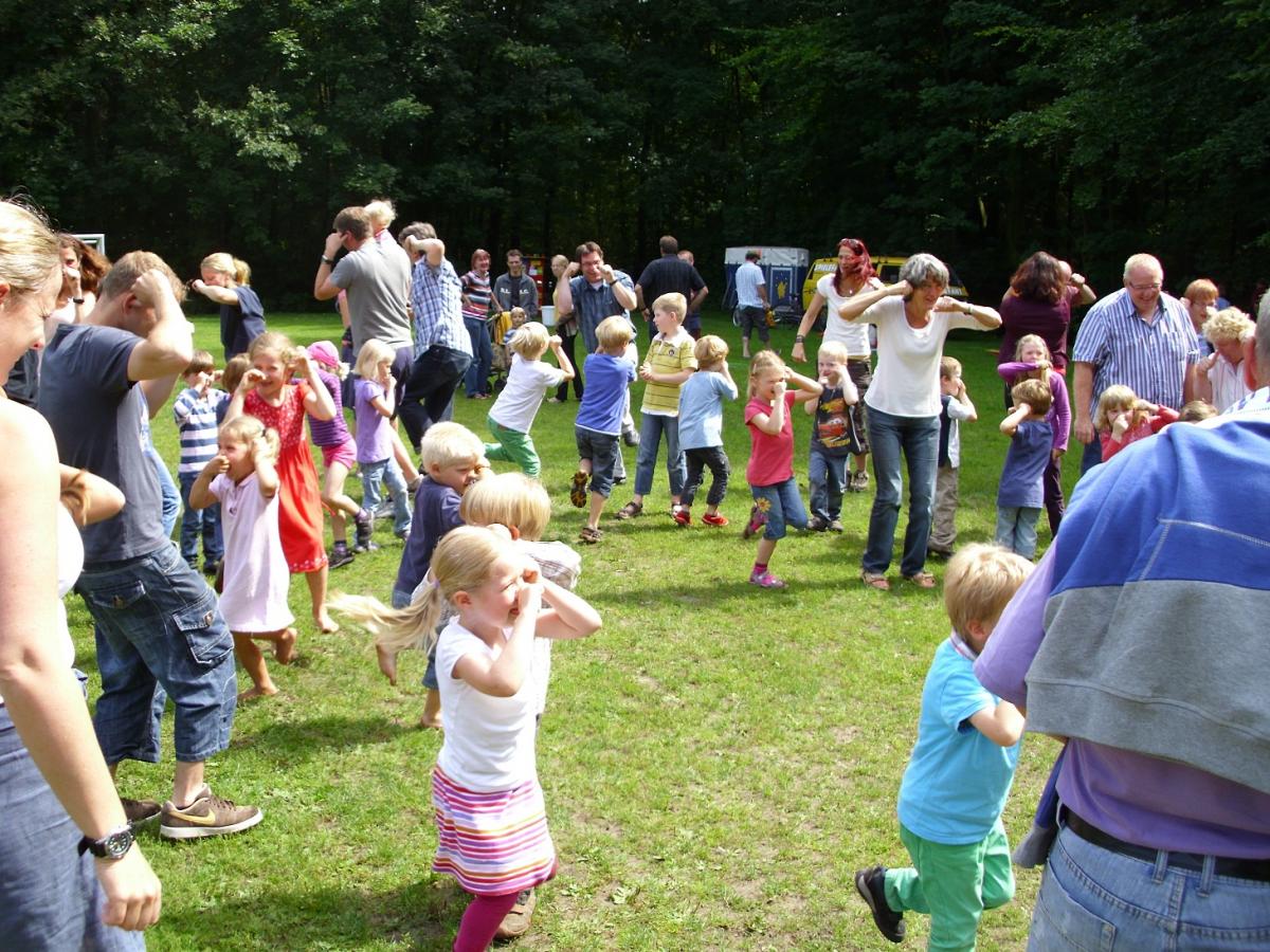 Kids aktiv: Singing auf einem Bein