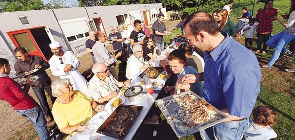 Nachbarschaftsfest in Flüchtlingsunterkunft an der Adenauerallee
