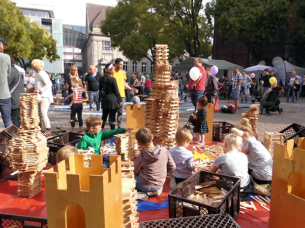 Bauen mit den Spielholzstäben: Kreativität ist hier gefragt!