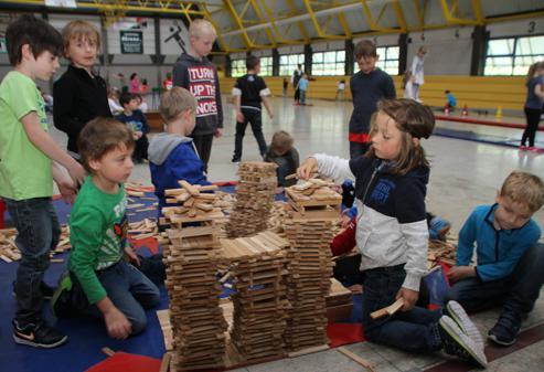 Spielaktion in Grundschule Heide